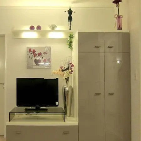 Modernes 1 Luxusappartement Kleiner Roland Mit Parkplatz Und Balkon In Naehe Zentrum Apartment