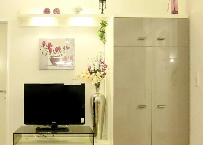 Modernes 1 Luxusappartement Kleiner Roland Mit Parkplatz Und Balkon In Nähe Zentrum Apartment